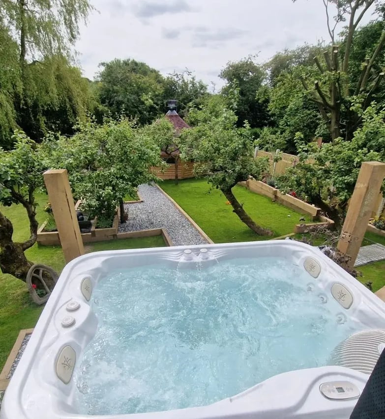 Hydropool-serenity-hot-tub-nottingham-instal