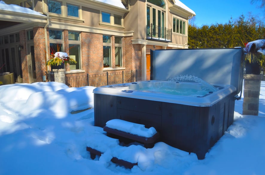 670-Platinum-hot-tub-winter-instal