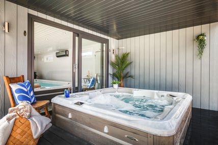 Hot-tub-enclosure-decking-garden