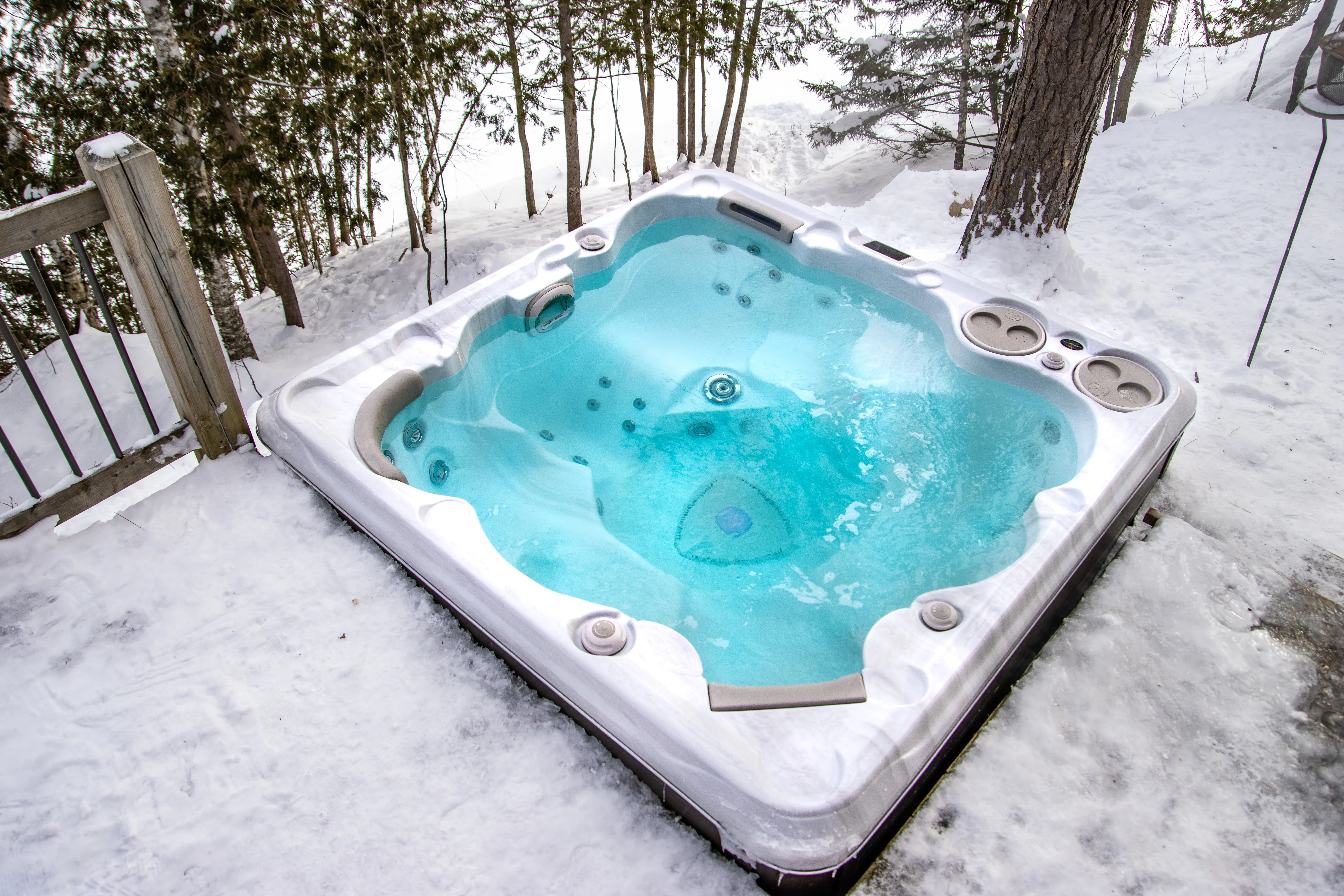 6 Features That Make Hydropool The Best Insulated Hot Tub Manufacturer On The Market!  