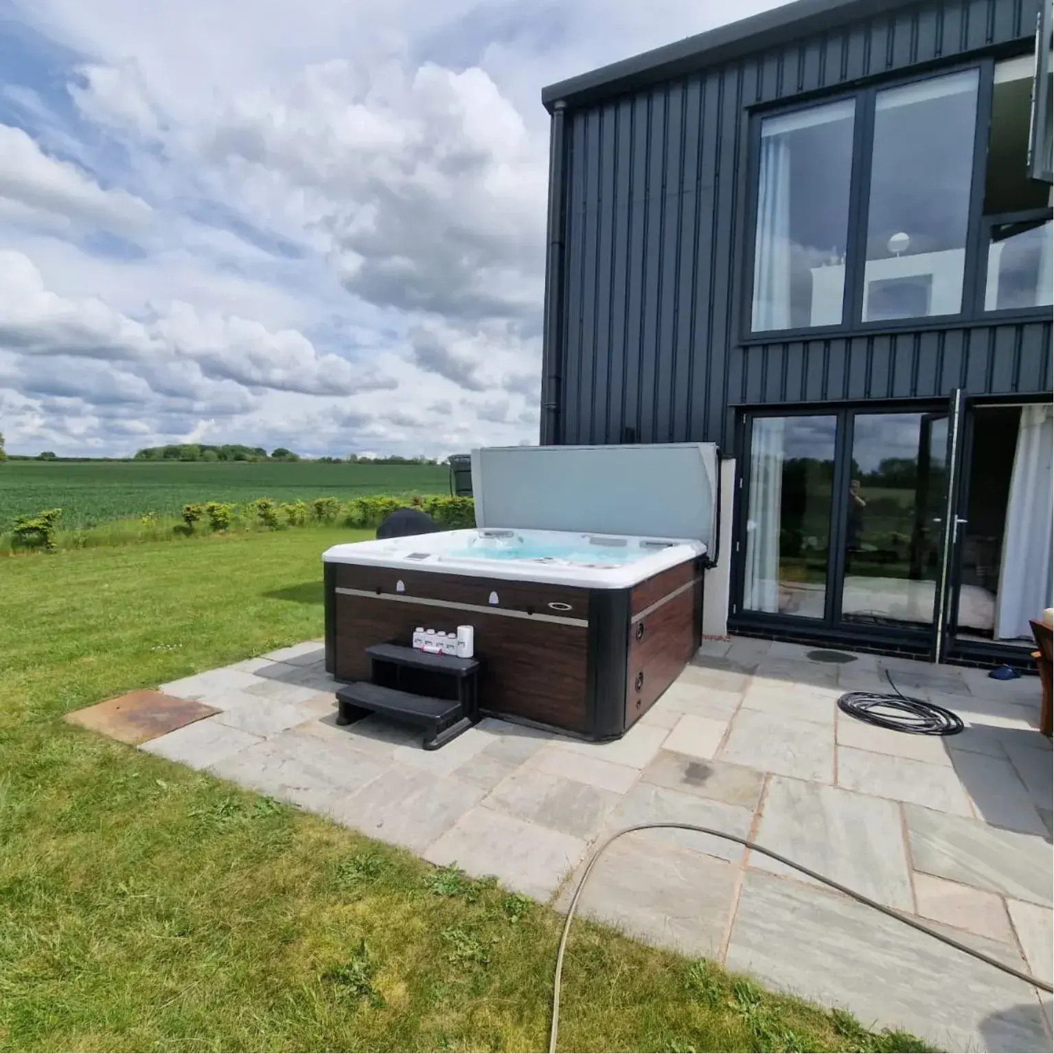 Hydropool Nottingham free standing hot tub